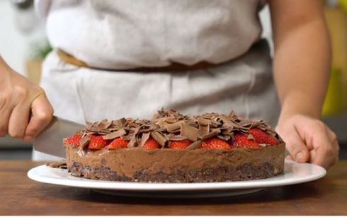 Torta Chocolomba Bauducco com chocolate e morangos