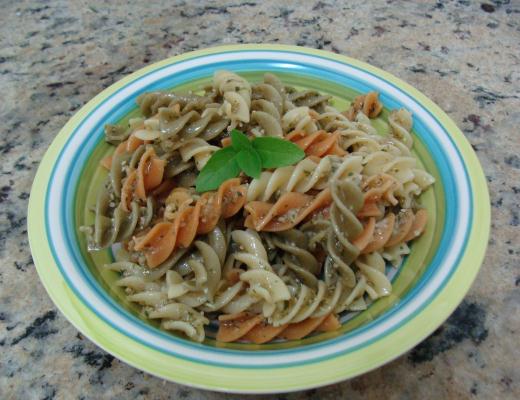 Fusilli com vegetais ao pesto de manjericão