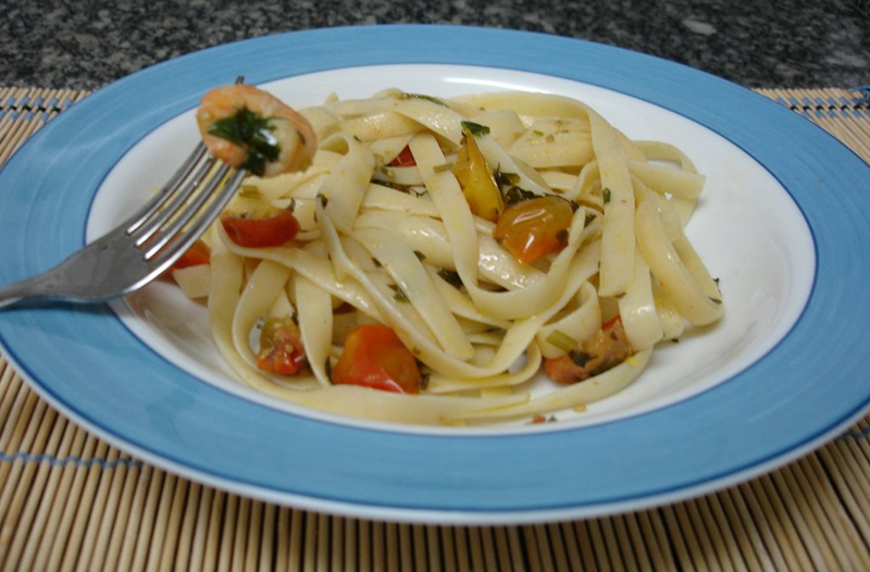 Fettuccine com camarões e ervas frescas