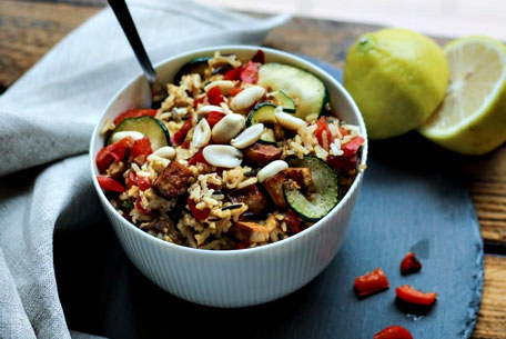 Arroz frito com vegetais e amendoim