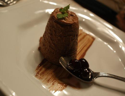 Semifreddo de cacau com amarenas em calda