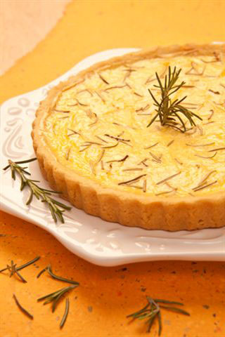 Quiche cremosa com alecrim