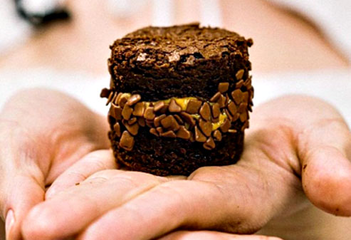 Sanduíche de brownie recheado com doce de leite