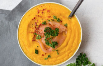 Sopa de cenoura ao curry com salmão defumado