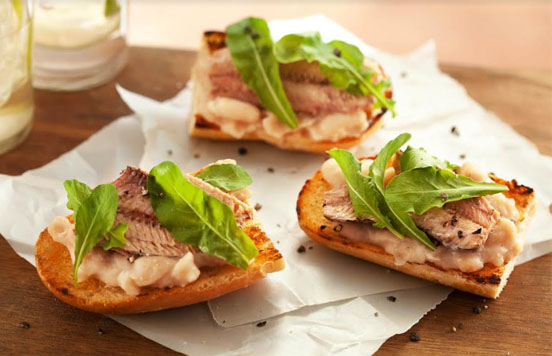 Bruschetta de Feijão Branco e Sardinha