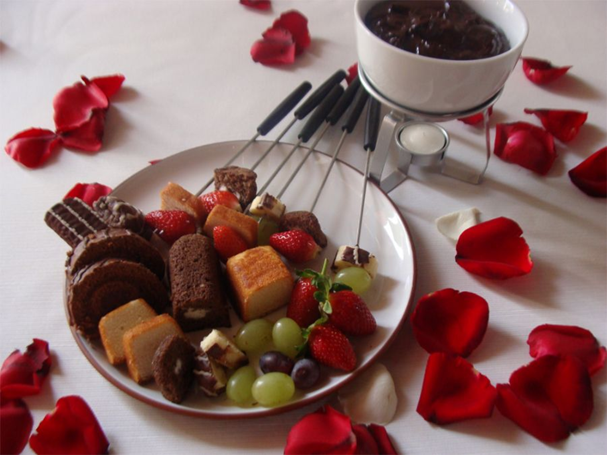 Mini bolinhos com fondue de chocolate e especiarias 
