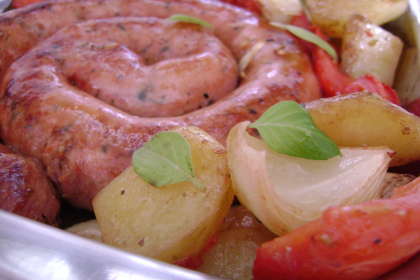 Linguica assada com tomate, cebola e batata