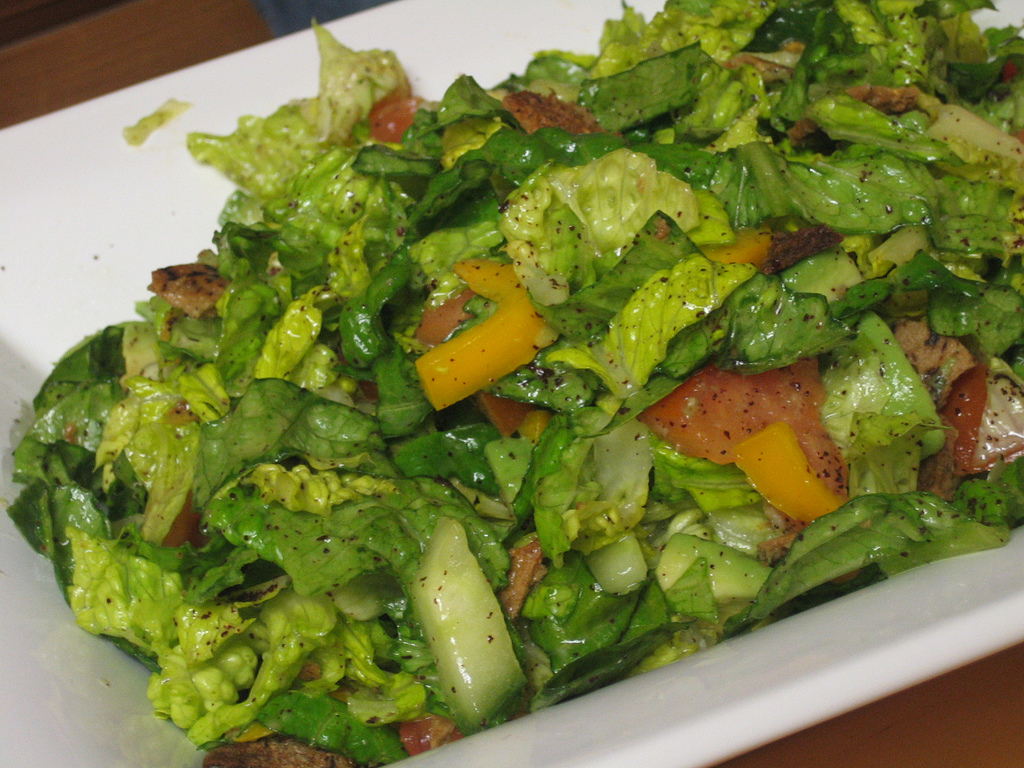 Fattoush (Salada de verduras com pão torrado)