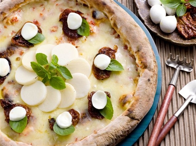 Pizza de palmito com tomate seco, mussarela de búfala e manjericão