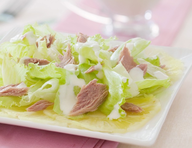 Carpaccio de abacaxi, alface e atum ao molho de iogurte