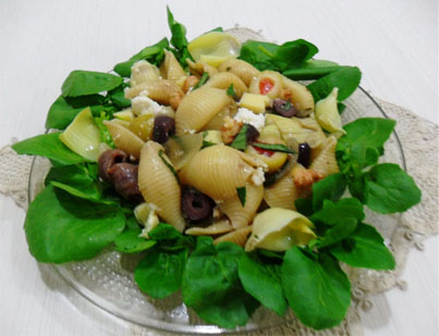 Salada de macarrão com alcachofra