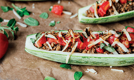 Abobrinha com carne moída ao molho de tomate e orégano