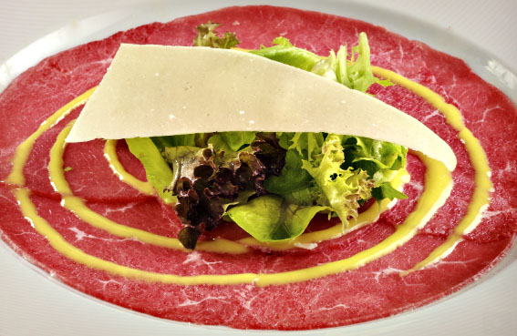 Carpaccio com mostarda, folhas e parmesao