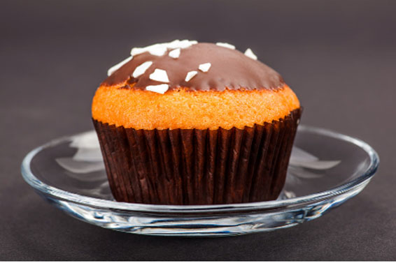 Cupcake de cenoura com cobertura de chocolate