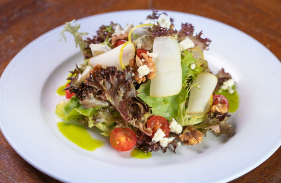 Salada de pera e gorgonzola
