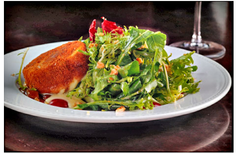 Salada de queijo empanado